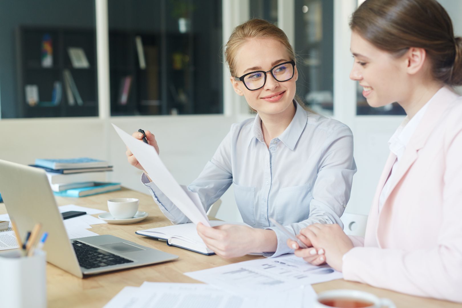 Professional bookkeeping services - Modeno team working on business finances